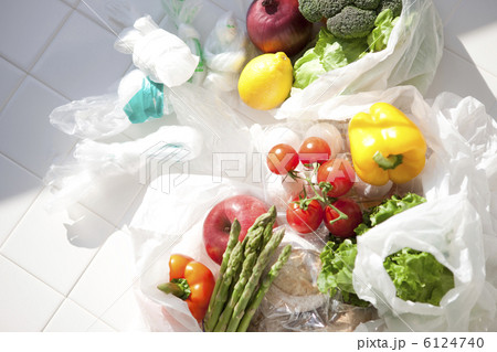 ビニール袋と食材 ビニール袋と食材 6124740