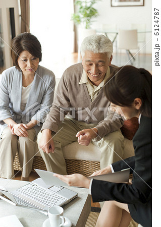 説明するビジネスウーマンとシニア夫婦 説明するビジネスウーマンとシニア夫婦 6124787