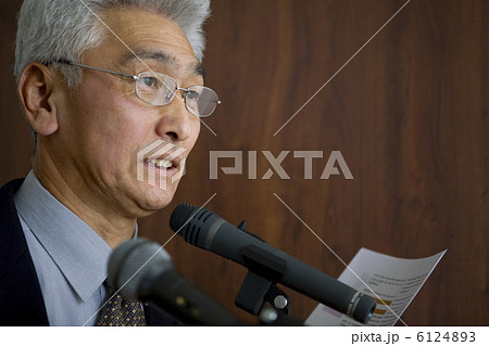 講演する男性 6124893