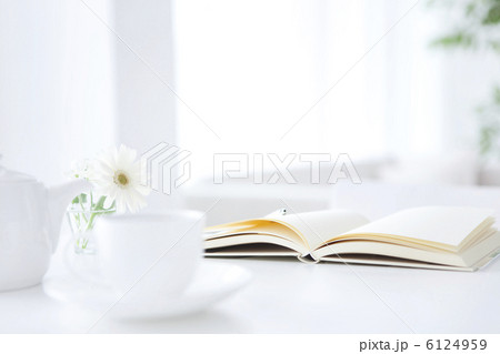 デスクに置かれた花と本 デスクに置かれた花と本 6124959