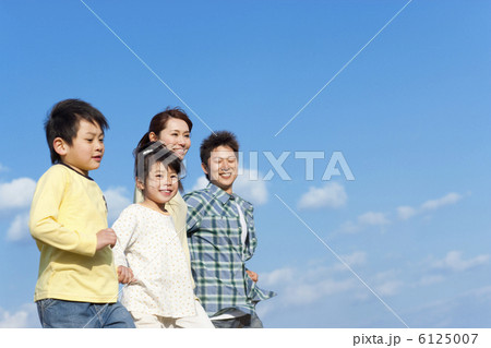 青空と手をつないでいる親子 青空と手をつないでいる親子 6125007