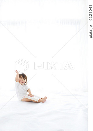 本を開いている女の子 6125045