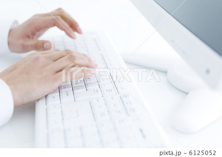 キーボードを打つビジネスウーマンの手 6125052