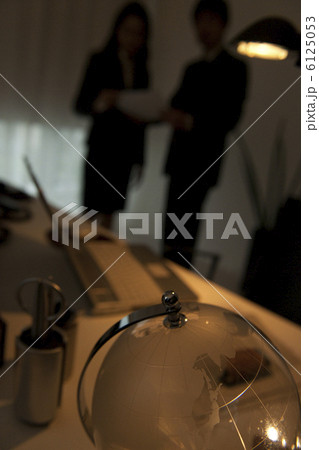 デスクの上の地球儀とビジネスマンとビジネスウーマン デスクの上の地球儀とビジネスマンとビジネスウーマン 6125053