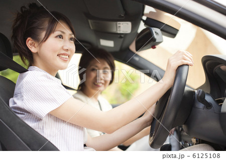 車に乗っている親子 6125108