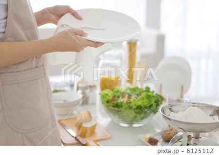 皿を拭いている女性の手元 皿を拭いている女性の手元 6125112