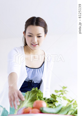 野菜と女性 野菜と女性 6125139