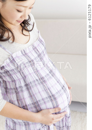 お腹に手を当てる妊婦 お腹に手を当てる妊婦 6125179