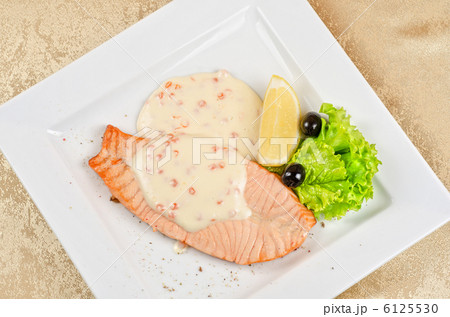 Grilled salmon steak 6125530