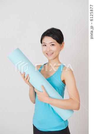 ヨガマットを持つ女性 ヨガマットを持つ女性 6125877