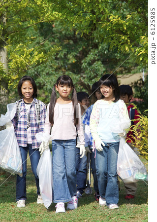 ゴミ拾いをする小学生 6125985