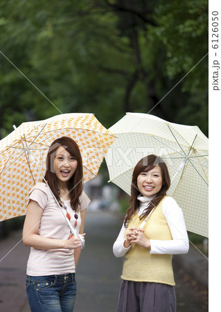 傘をさしている2人の女性 傘をさしている2人の女性 6126050