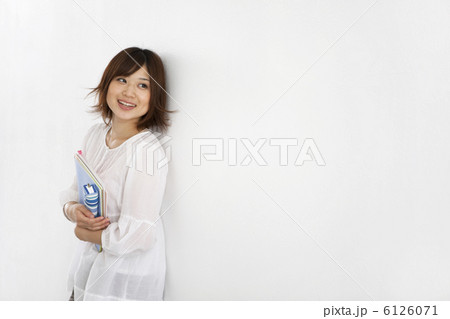 壁にもたれれている笑顔の女性 6126071