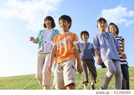 土手を歩く小学生と先生 土手を歩く小学生と先生 6126080