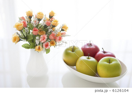 花瓶に生けられた花と果物 6126104