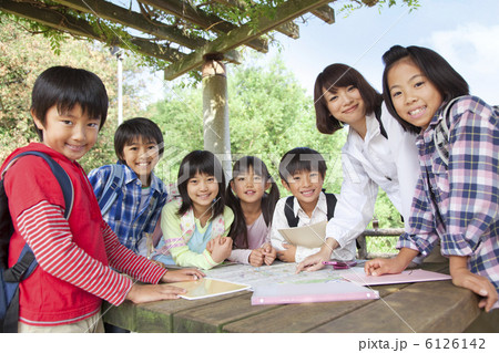 課外授業中の小学生と先生 6126142