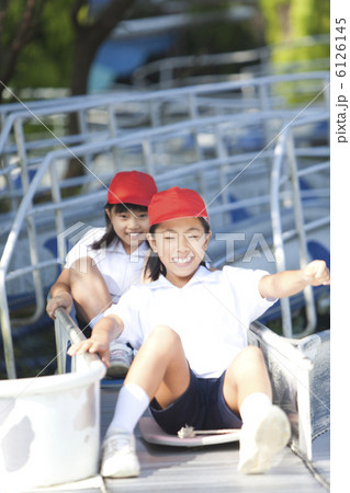 滑り台で遊ぶ体操服姿の小学生 6126145
