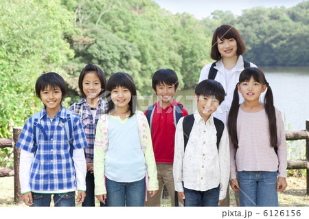 課外授業中の小学生と先生 6126156