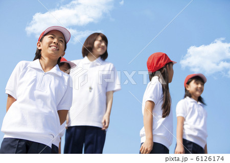 体操服姿の小学生と先生 体操服姿の小学生と先生 6126174