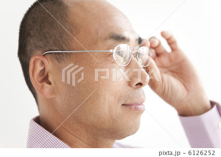 メガネのシニア男性 6126252
