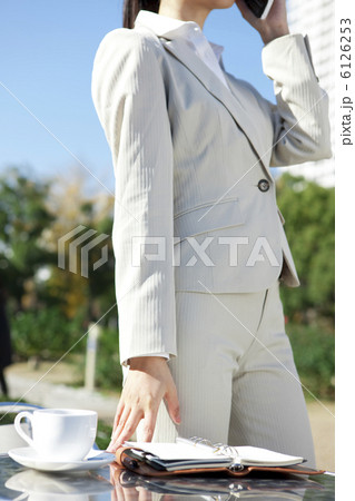 携帯電話を持っているビジネスウーマン 6126253