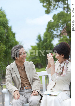 記念写真を撮る中高年夫婦 6126254