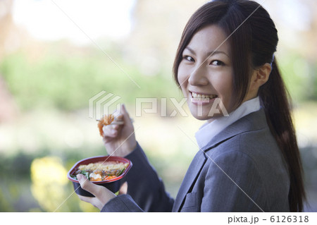 お弁当を食べようとするビジネスウーマン お弁当を食べようとするビジネスウーマン 6126318