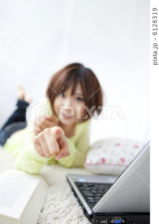 うつ伏せで指さす女性 うつ伏せで指さす女性 6126319