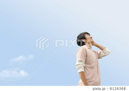 青空の下で音楽を聴いている男性 青空の下で音楽を聴いている男性 6126368