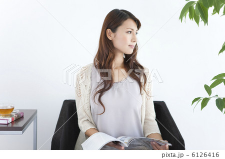 雑誌を持っている女性 6126416
