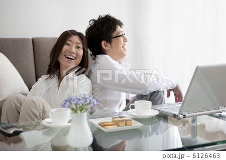 背中合わせのカップル 6126463