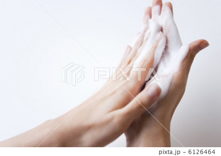 手を洗っている女性の手元 6126464