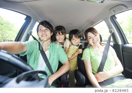 車で出かける家族 6126465