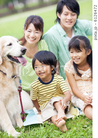 座っている家族と犬 座っている家族と犬 6126472