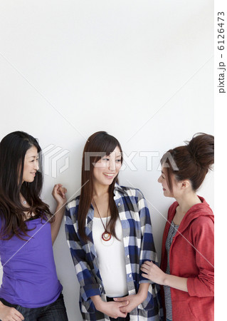 笑顔の女性三人 笑顔の女性三人 6126473