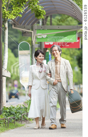観光する中高年夫婦 6126539