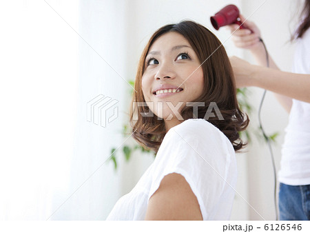 ドライヤーで髪をセットしてもらう女性 ドライヤーで髪をセットしてもらう女性 6126546