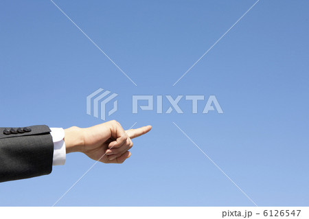 空に向かって指差すビジネスマンの手 6126547