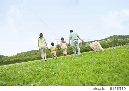 公園を散歩する家族と犬の後姿 公園を散歩する家族と犬の後姿 6126550