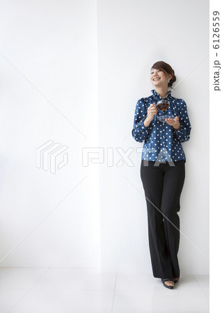 ホットドリンクを持っている笑顔の女性 6126559