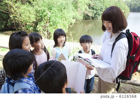 課外授業中の小学生と先生 6126568
