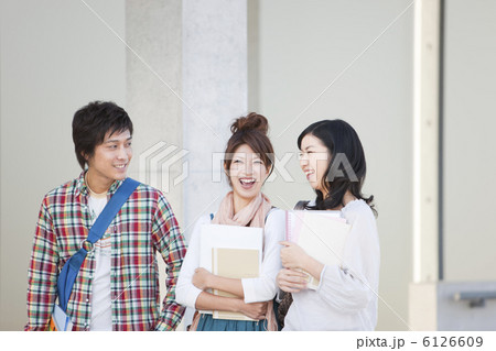 談笑する学生3人 談笑する学生3人 6126609