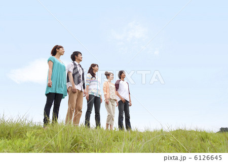 遠くを見ている男女5人 6126645