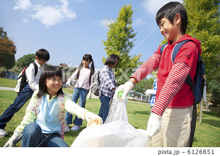 ゴミ拾いをする小学生 6126651