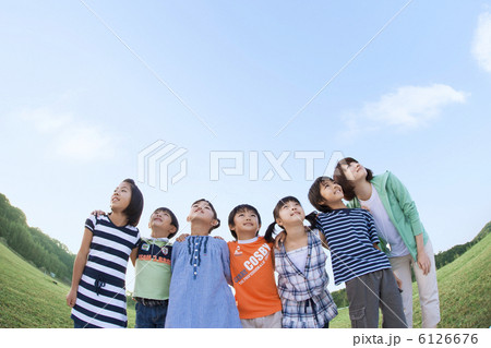 肩を組んで空を見上げる小学生と先生 肩を組んで空を見上げる小学生と先生 6126676