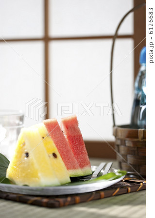皿の上に置かれたスイカ 6126683