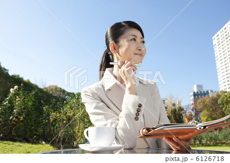 手帳を持って考えるビジネスウーマン 6126718