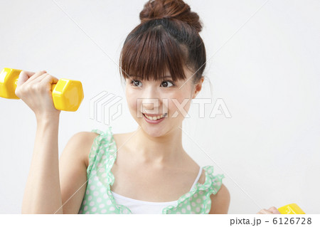 ダンベルを持っている女性 6126728