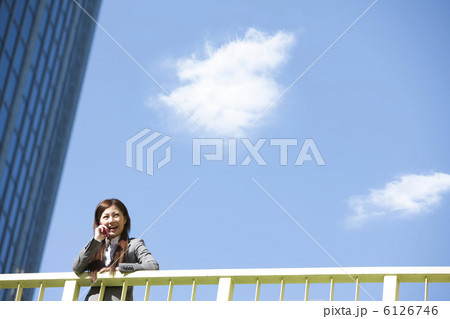 携帯電話で話すビジネスウーマン 携帯電話で話すビジネスウーマン 6126746