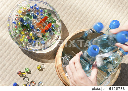 ラムネを取る女性の手と金魚とビー玉 6126788